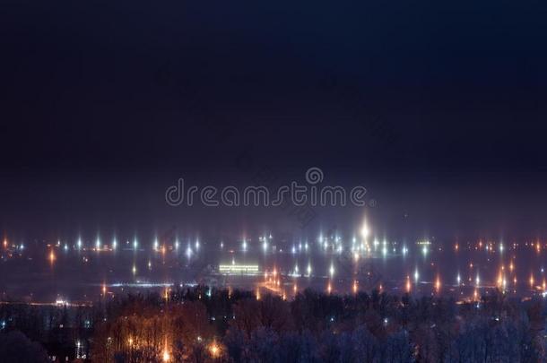 夜冬城市风光照片和光柱大气的现象