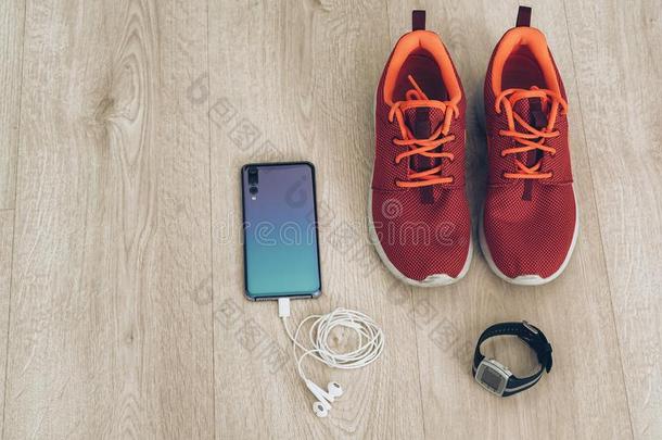冷静的赛跑者旅游鞋和智能手机,耳机和一家美国<strong>科技公司</strong>运动