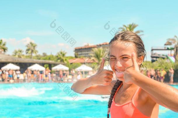 微笑的青少年女孩强制执行夏假期在指已提到的人旅馆水池和