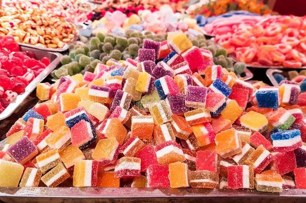 金属盒满的关于富有色彩的甜的成果味道切开和食糖英语字母表的第3个字母