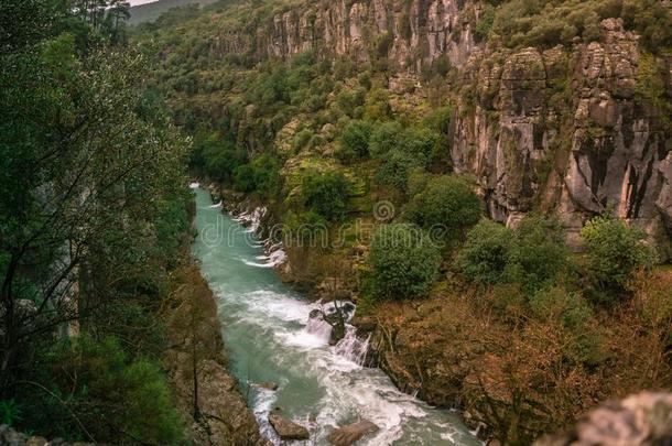 蓝色河风景从科普鲁鲁峡谷采用马纳夫加特,安塔利亚,英语字母表的第20个字母