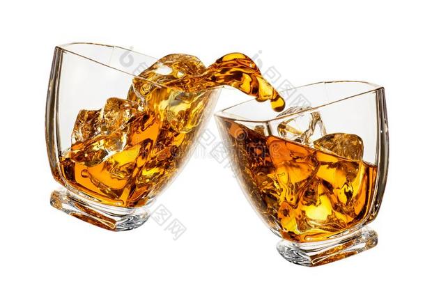 眼镜关于威士忌酒制造干杯
