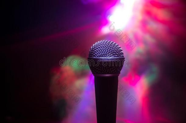 扩音器卡拉OK,音乐会.声音的听觉的microphone麦克风采用低的光和