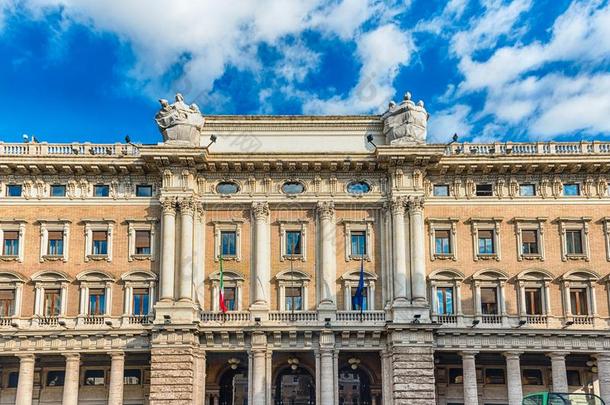 建筑物的正面关于风雨商业街廊阿尔贝托索迪采用罗马,意大利