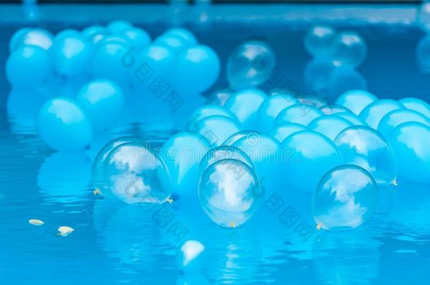 蓝色气球采用水水池