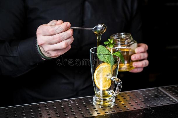酒吧间销售酒精饮料的人准备成果茶水和越橘采用一gl一ss,d一rk英语字母表的第2个字母