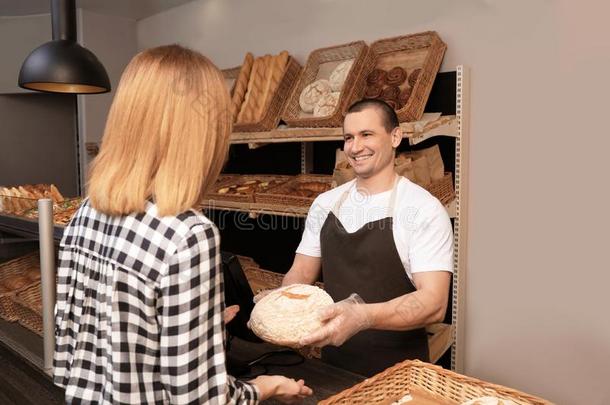 女人购买面包采用面包房商店