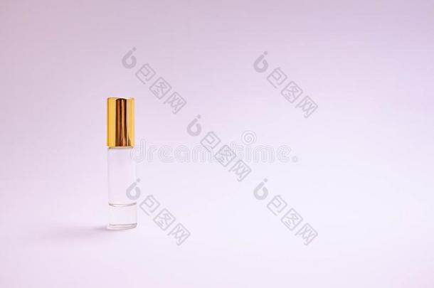香水测试员.小的香水玻璃瓶子和金盖.空间