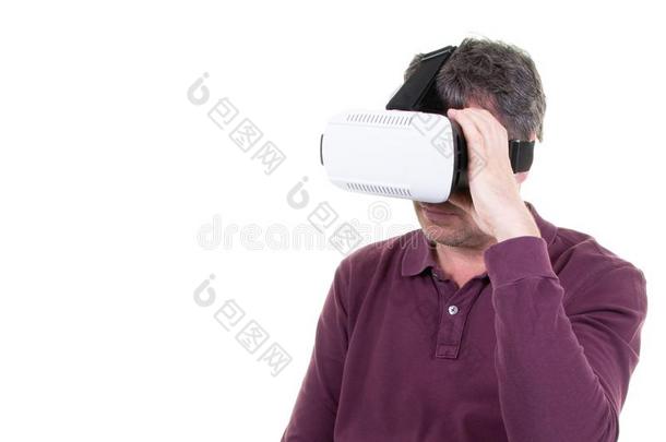 男人使人疲乏的使用实质上的现实VirtualReality虚拟现实眼镜头盔戴在头上的耳机或听筒向wickets三柱门