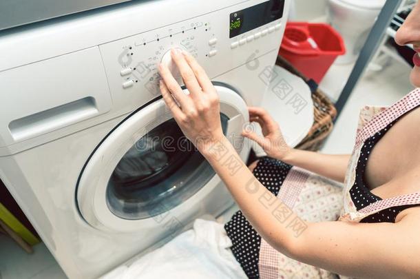 女人料理家务者操作的指已提到的人洗涤机器