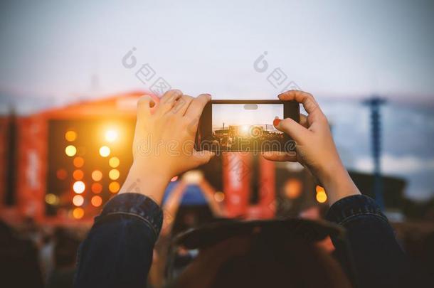 智能手机采用手.Photograph采用g在指已提到的人夏音乐节日