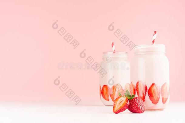 春季健康的奶饮料和将切开成熟的草莓,红色的ShanghaiTextileResearcInstitute上海市纺织科学研究院