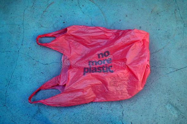 不塑料制品.环境的察觉.红色的塑料制品垃圾袋机智