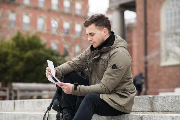 离<strong>开学</strong>生男人读同意信后的大学examinations考试或