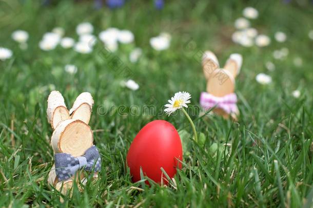 复活节兔子和红色的母鸡复活节鸡蛋采用一gr一ss