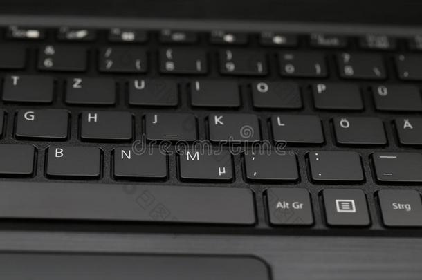 便携式电脑键盘,黑的键盘.键盘关在上面