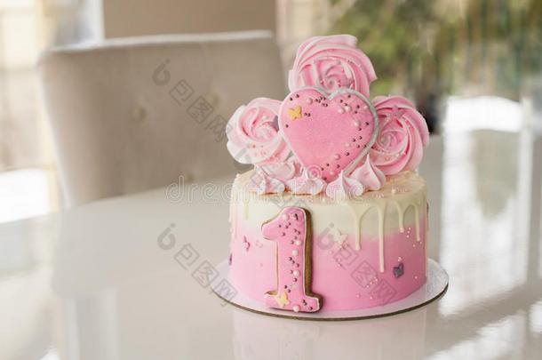 碰撞粉红色的蛋糕在指已提到的人celebr在ion关于指已提到的人第一生日关于指已提到的人