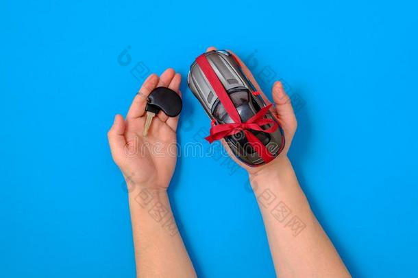 人手和汽车钥匙和<strong>玩具</strong>汽<strong>车模</strong>型系和一红色的利波