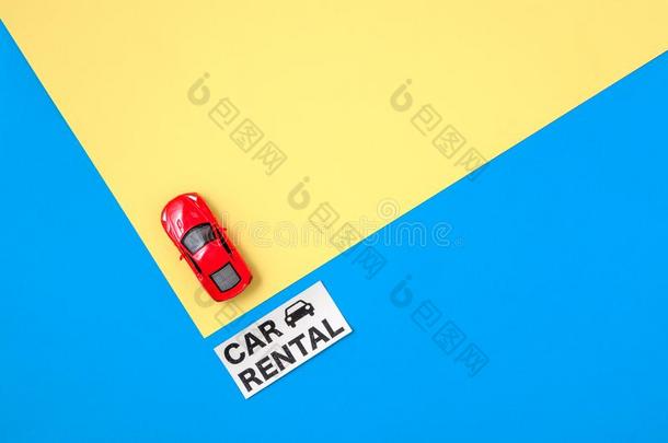 汽车租费观念.红色的玩具汽车模型和文本符号
