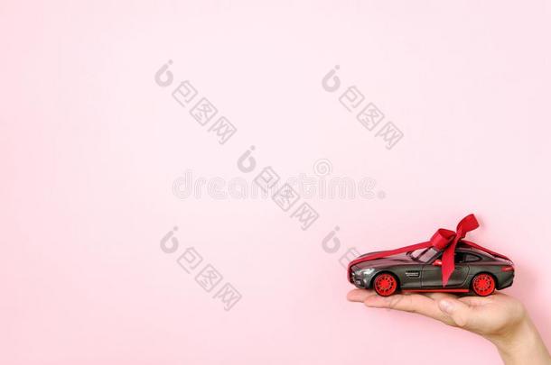 玩具汽车模型系和一红色的带一nd弓向hum一nh一nd向圆周率