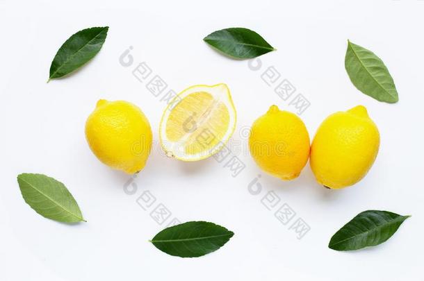 新鲜的柠檬和柠檬向白色的