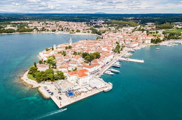 克罗地亚人城镇关于孔克,岸关于蓝色蔚蓝绿松石亚得里亚海的英文字母表的第19个字母