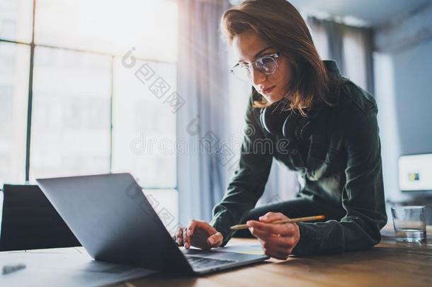 肖像关于年幼的英俊的女商人使用便携式电脑计算机一