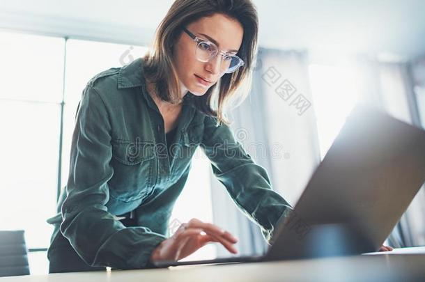 肖像关于年幼的英俊的女商人使用便携式电脑计算机一