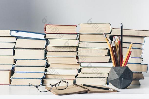 垛关于老的书,教科书,笔记簿,眼镜和铅笔向wickets三柱门