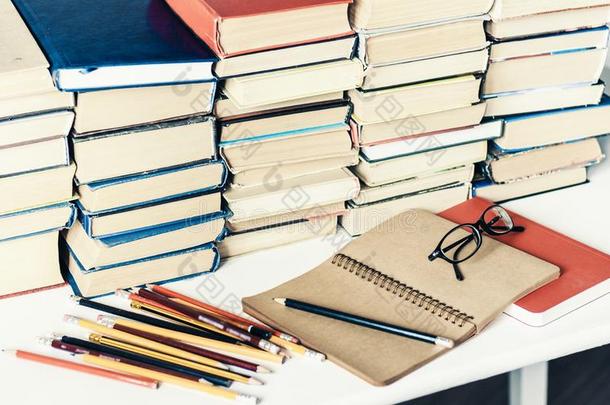 垛关于老的书,教科书,笔记簿,眼镜和铅笔向wickets三柱门