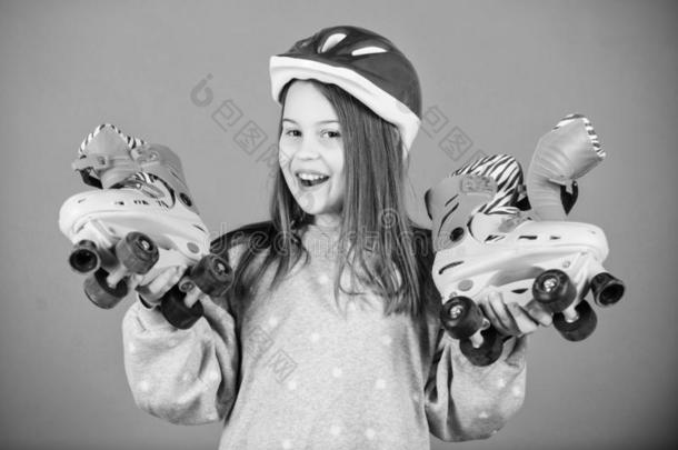 快乐的青少年出行溜冰.像运动家的青少年女孩.女孩漂亮的青少年穿着