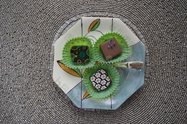 瓷盘和num.三巧克力结晶糖向饰以珠的餐具垫
