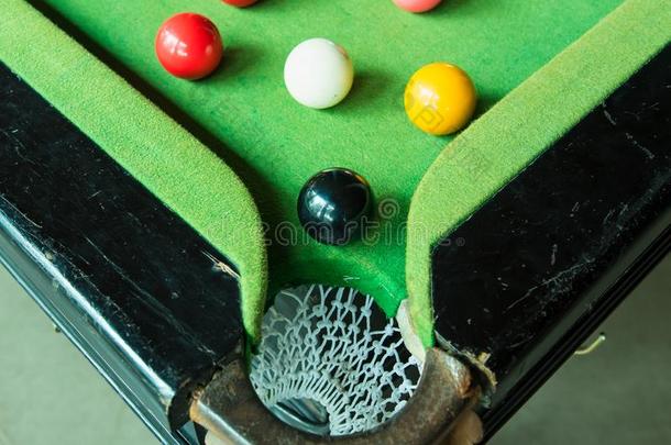 关在上面斯诺克台球球向指已提到的人绿色的斯诺克台球表