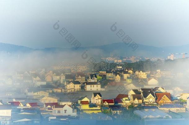 美丽的雾遮盖村民采用山谷和富有色彩的<strong>住宅</strong>同样地是（be的三单形式