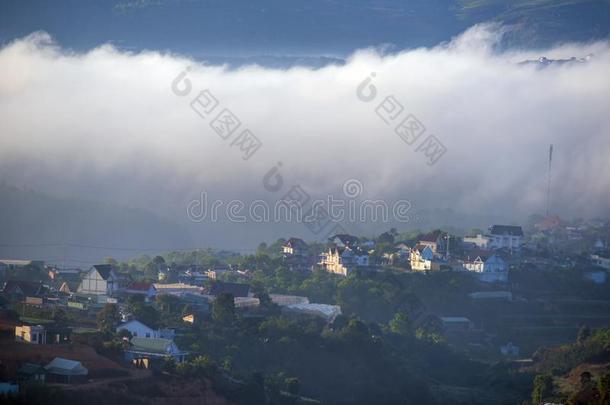 美丽的雾遮盖村民采用山谷和富有色彩的<strong>住宅</strong>同样地是（be的三单形式