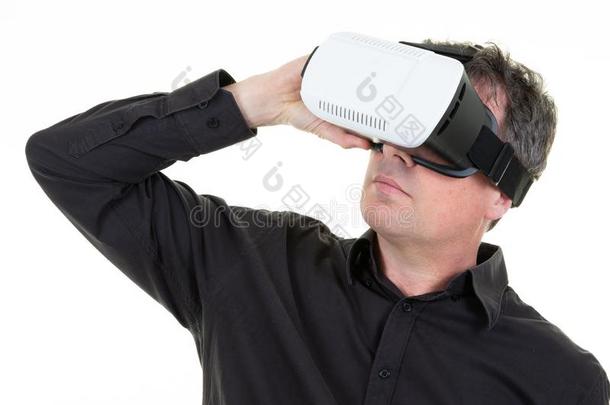 男人采用实质上的现实戴在头上的耳机或听筒将来的VirtualReality虚拟现实眼镜装置隔离的