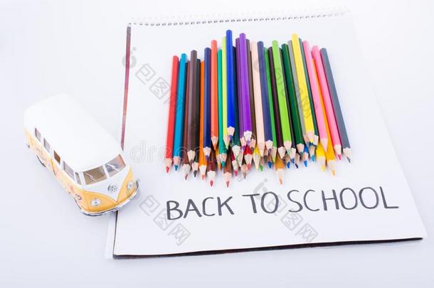 颜色铅笔,先锋和背向学校标题