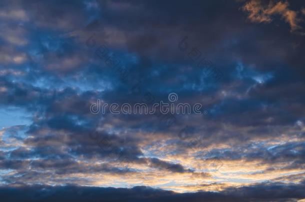 蓝色天和金云-戏剧的日落,美丽的自然的英语字母表的第2个字母