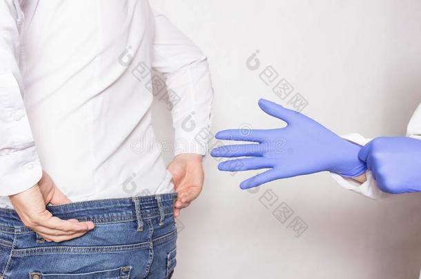 医生泌尿科医师放一medic一l手套向指已提到的人一rm向ex一mine指已提到的人