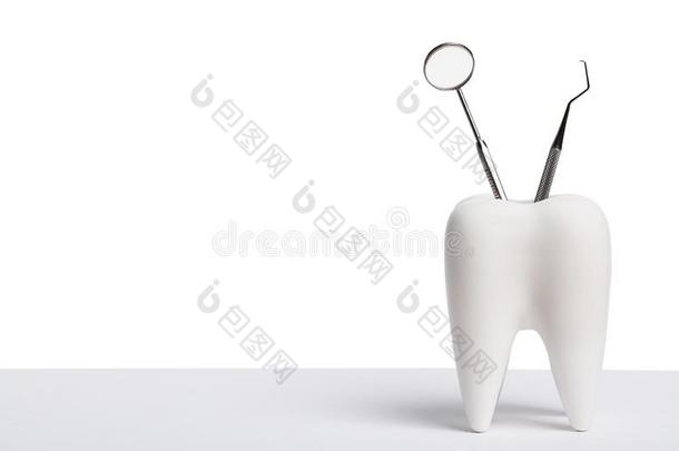 口头的牙齿的卫生.健康的白色的牙和牙科医生镜子和