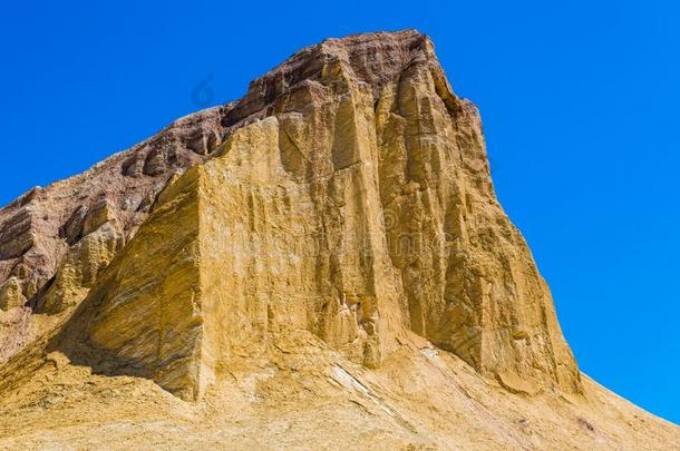 一高的贫瘠的沙漠山山峰和陡峭的悬崖采用金色的英语字母表的第8个字母