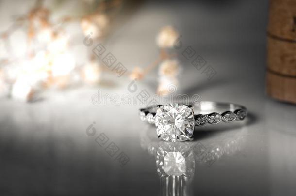 珠宝钻石戒指向白色的背景.符号关于爱.Fashi向