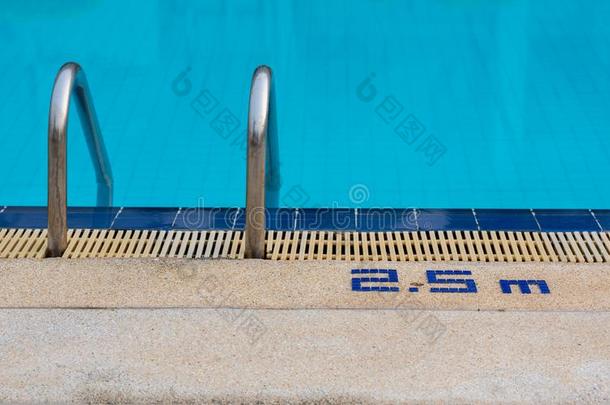 游泳水池和抢先马上的齿龈梯子楼梯在运动俱乐部