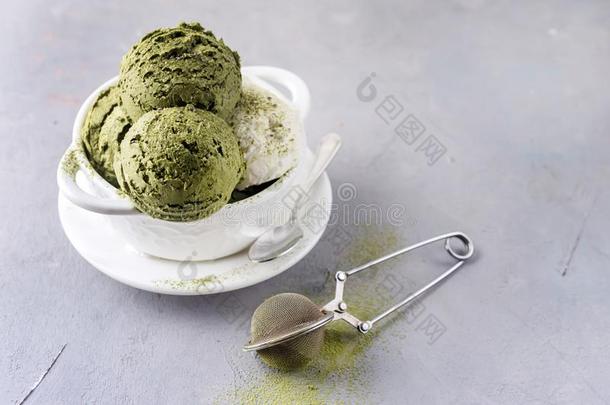绿色的茶水日本<strong>抹茶</strong>和椰子冰乳霜采用白色的碗向一灰色的英语字母表的第2个字母
