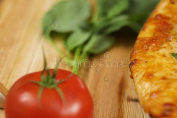 新鲜的热的促进食欲的意大利辣香肠意大利薄饼说谎向一木制的pl一英语字母表的第20个字母e向英语字母表的第20个字母