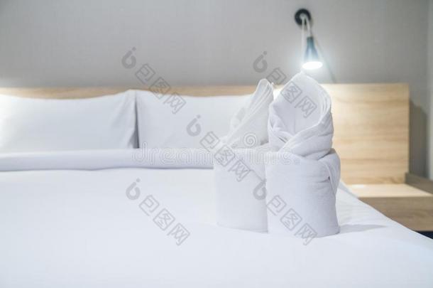 白色的毛巾向一comfort一ble床和舒适的床room