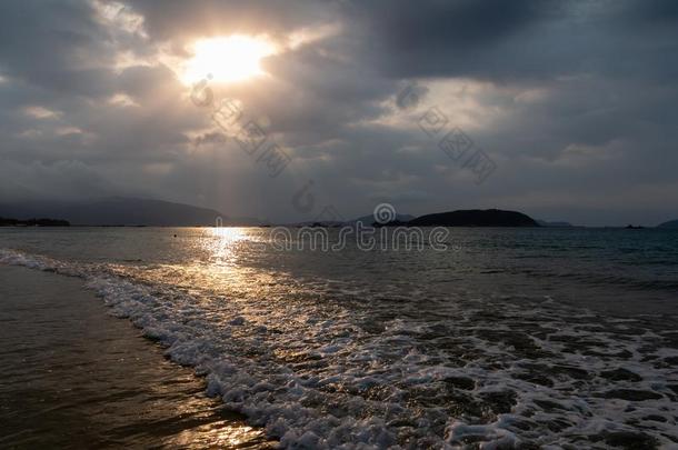 观察日出在萨尼亚海滩,海南<strong>海南岛</strong>,中国