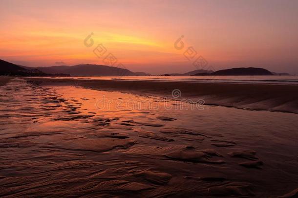 观察金色的日出在萨尼亚海滩,海南<strong>海南岛</strong>,中国