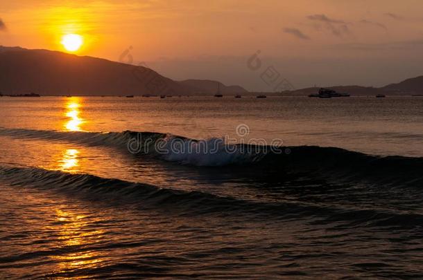 观察金色的日出在萨尼亚海滩,海南<strong>海南岛</strong>,中国