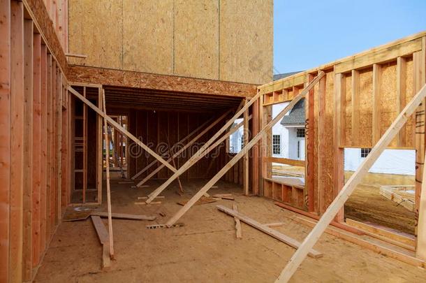 木材构架关于新的住宅的家在下面建筑物